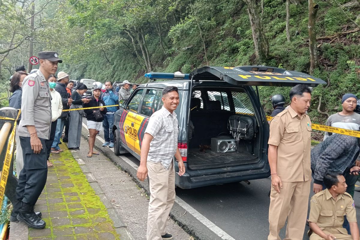 Polisi mengamankan lokasi kejadian penemuan mayat pria bertato tanpa identitas di pinggir jalan raya Singaraja-Denpasar, Desa Pancasari, Kecamatan Sukasada, Kabupaten Buleleng, Provinsi Bali, Senin (3/2/2025).