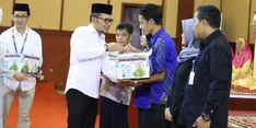 Menaker Hanif Dhakiri Bagikan 1000 Paket Ramadhan ke Pegawai Kemnaker