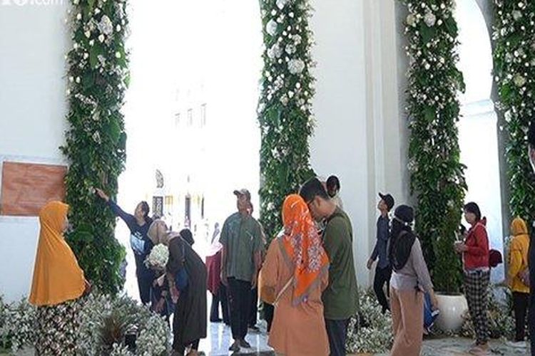 Warga berebut bunga dekorasi di Masjid Raya Sheikh Zayed Al Nahyan usai diresmikan Presiden Joko Widodo (Jokowi) dan Presiden UEA Mohamed bin Zayed Al Nahyan (MBZ), Senin (14/11/2022).
