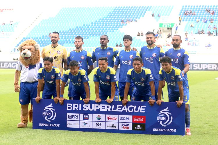 Pemain Arema FC foto bersama sebelum menjalani laga pekan ke-17 Super League 2025-2026 melawan Persik Kediri yang berakhir dengan skor 2-1 di Stadion Kanjuruhan Kepanjen, Kabupaten Malang, Minggu (11/1/2026) sore.
