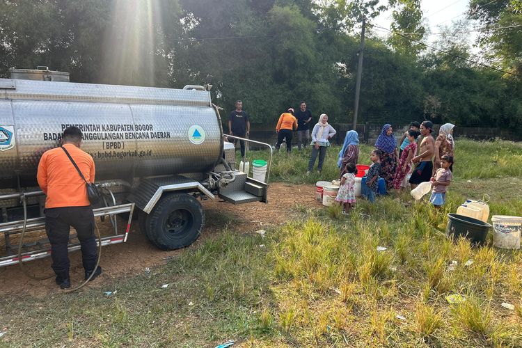 Ratusan KK di Bogor Terdampak Kekeringan, 5.000 Liter Air Bersih Langsung Diserbu Warga