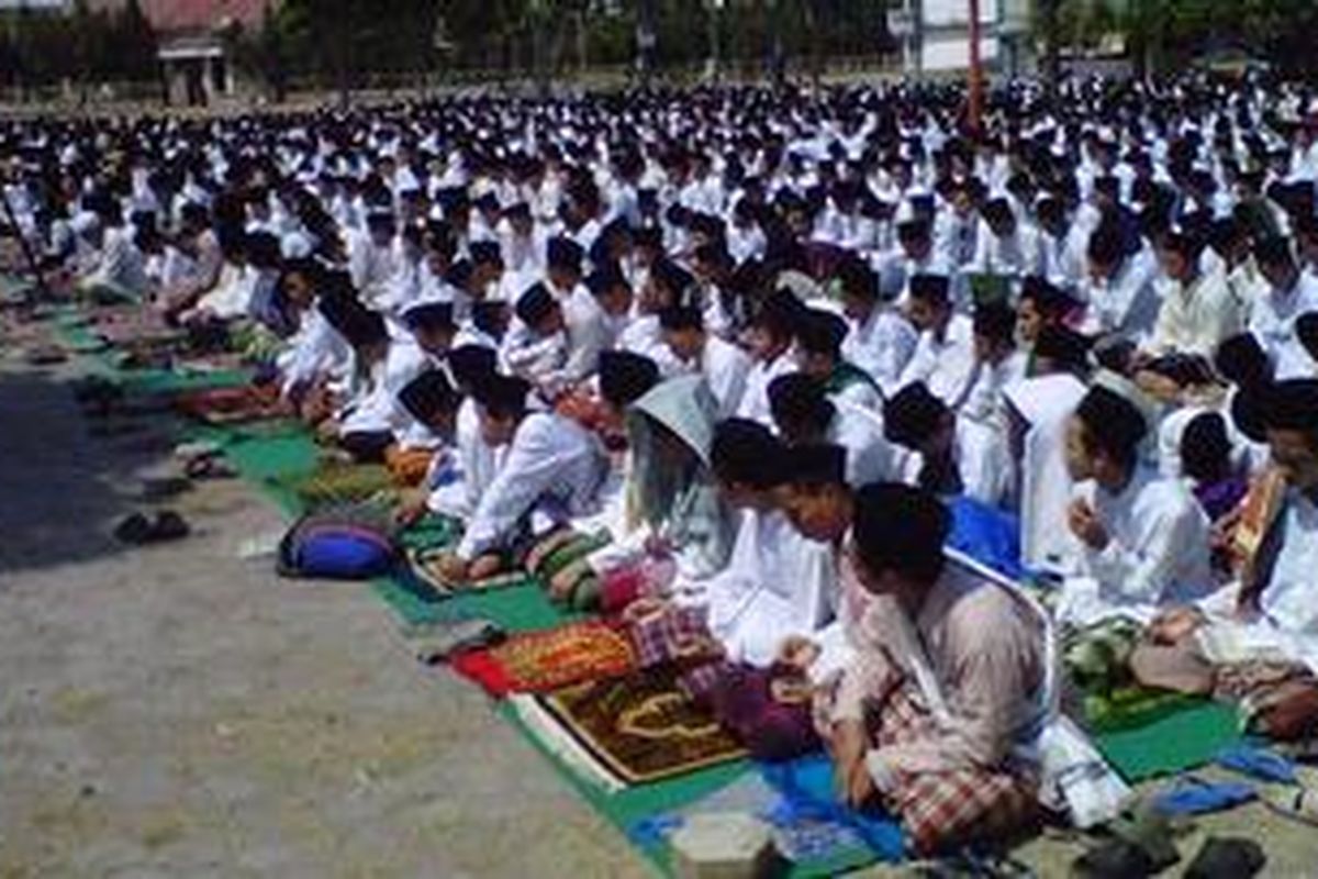 Ribuan santri pesantren Lirboyo, Kediri, Jawa Timur menggelar sholat Istosqo berharap hujan segera turun, Kamis (6/9/2012).