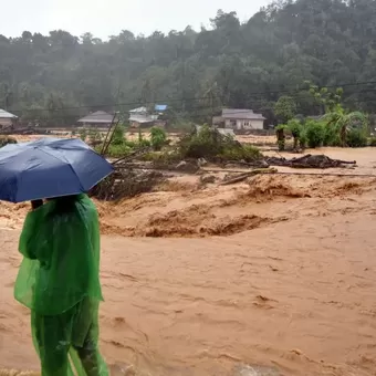Banjir bandang kembali menerjang Kota Padang, Sumatera Barat, Minggu (14/12/2025). Ini merupakan banjir keempat sejak 25 November. 