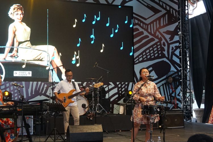 Grup band NonaRia tampil di district stage Syncronize Fest, di Gambir Expo, Kemayoran, Jakarta Pusat, Minggu (7/10/2018).