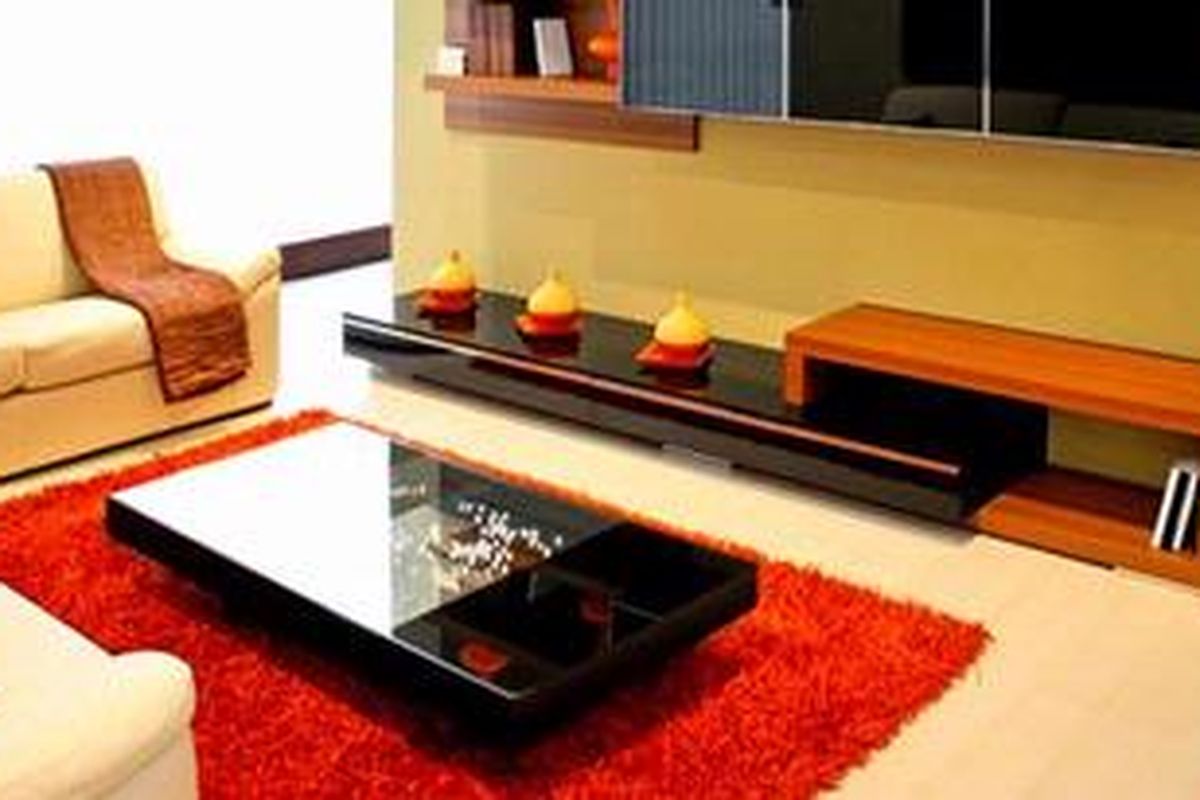 Untuk membuat ruangan terlihat lebih hidup, Anda dapat menggunakan karpet dengan pilihan warna mencolok atau warna-warni. 