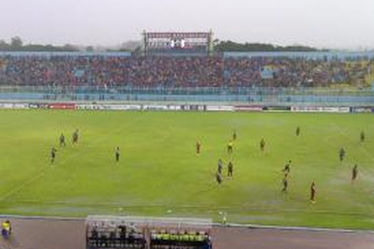 Arema Cronus saat melawan Persipura Jayapura di Stadion Kanjuruhan, Malang, Kamis (22/1/2015) dalam piala Surya Citra Media (SCM) Cup 2015.