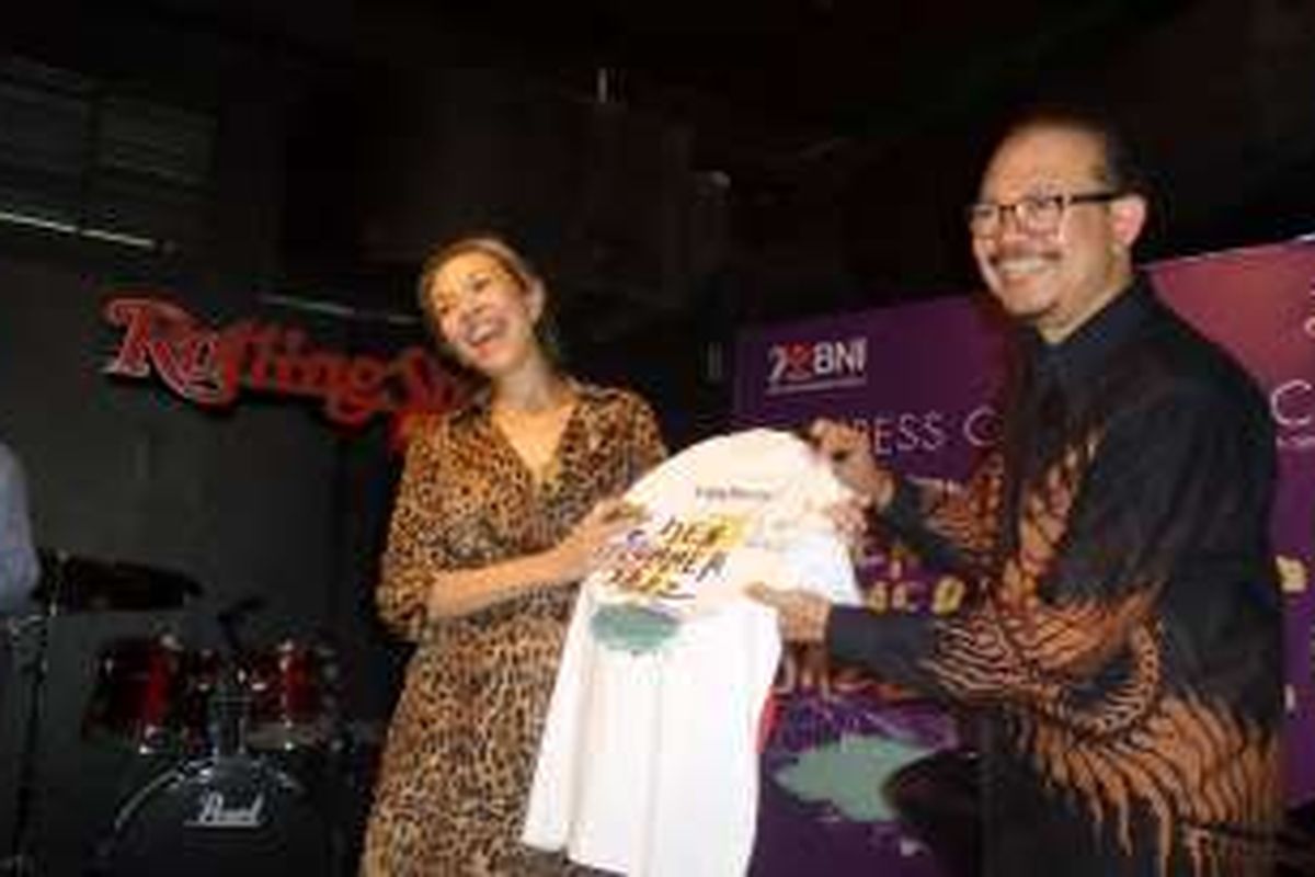 Vokalis jazz Syaharani dan inisiator Jazz Gunung, Sigit Pramono, menunjukkan t-shirt Ijen Summer Jazz, yang sudah mereka bubuhi tanda tangan, di Rolling Stone Cafe, Jalan Ampera Raya, Jakarta Selatan, Kamis (21/7/2016).