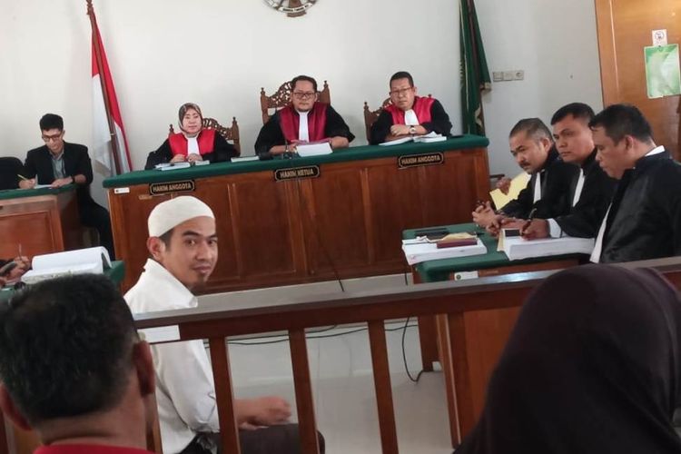 Terdakwa Sugeng Guruh Gautama Legiman (41) menyapa kerabat keluarga sebelum menjalani sidang lanjutan kasus tabrak lari di Pengadilan Negeri Cianjur, Selasa (30/5/2023) petang.