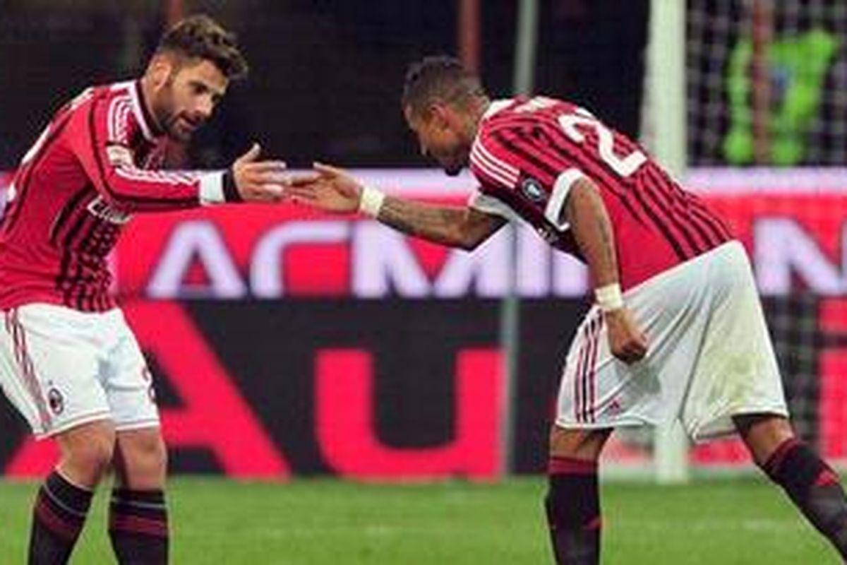 Gelandang AC Milan, Antonio Nocerino (kiri) merayakan golnya bersama Kevin-Prince Boateng, saat timnya menjamu Siena, Sabtu atau Minggu (18/12/2011) dini hari WIB. Milan menang 2-0 dan sementara kembali ke puncak klasemen.