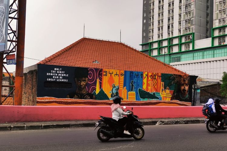 Karya HQ?S Artwork Mural bisa ditemukan di jalan Semampir Selatan, Surabaya, Jawa Timur.