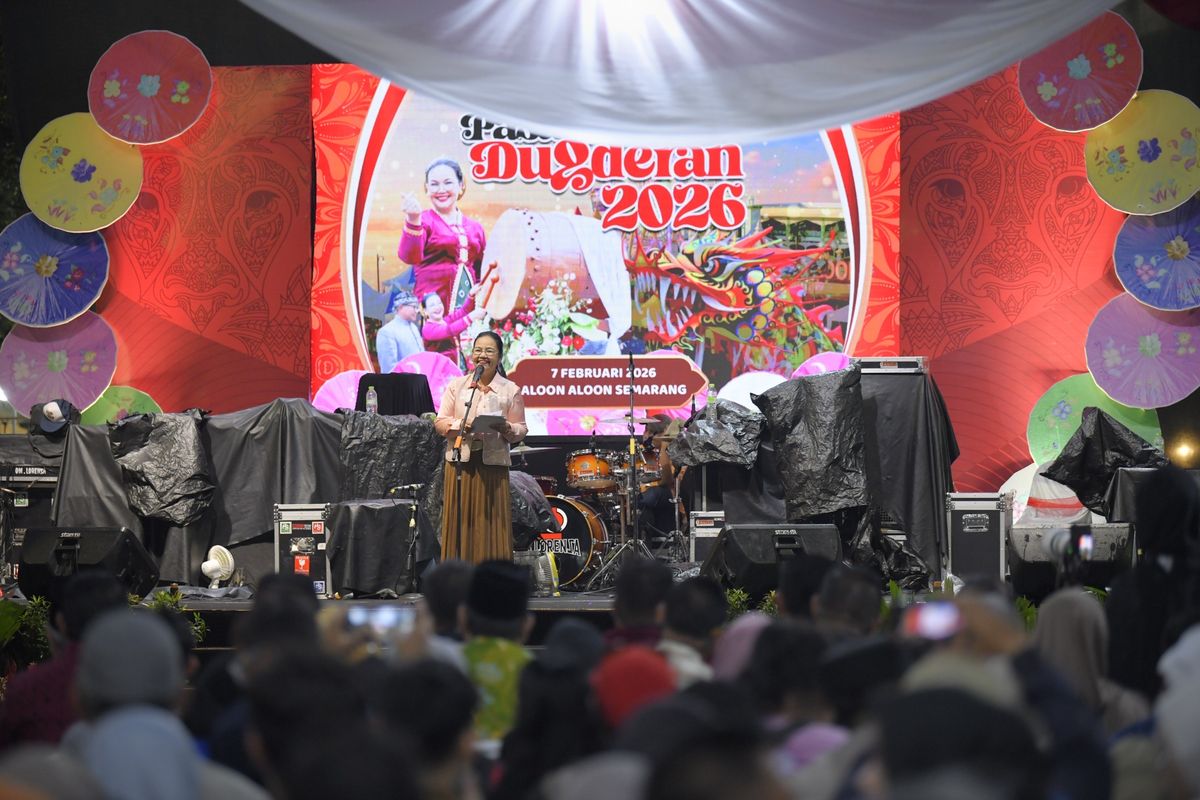 Wali Kota Semarang Agustina Wilujeng membuka Festival Pasar Rakyat Dugderan 2026 di kawasan Alun-alun Masjid Agung Semarang (Kauman), Sabtu (7/2/2026). 
