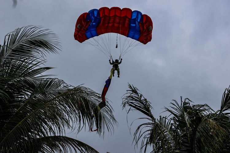 Penerjun dari TNI AL Marinir saat latihan tempur di Dabo Singkep, Provinsi Kepulauan Riau, Jumat (24/7/2020). Latihan tersebut merupakan persiapan kegiatan manuvra lapangan (Manlap) Geladi Tugas Tempur Tingkat III (L-3) Koarmada I, Latihan Pendaratan Amfibi, dan Pengangkatan Kasal Sebagai Warga Kehormatan Korps Marinir di Pantai Todak Dabo Singkep, Kepulauan Riau pada 22 - 28 Juli 2020.