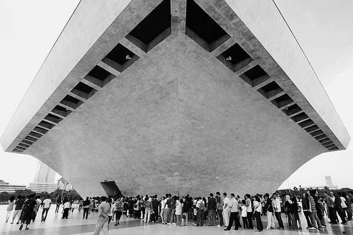 Pengunjung mengantre untuk naik ke puncak Monumen Nasional (Monas), Jumat (26/2). Monas masih menjadi tempat tujuan wisata ketika hari libur karena harga tiket masuk terjangkau bagi sebagian besar warga Jabodetabek.
