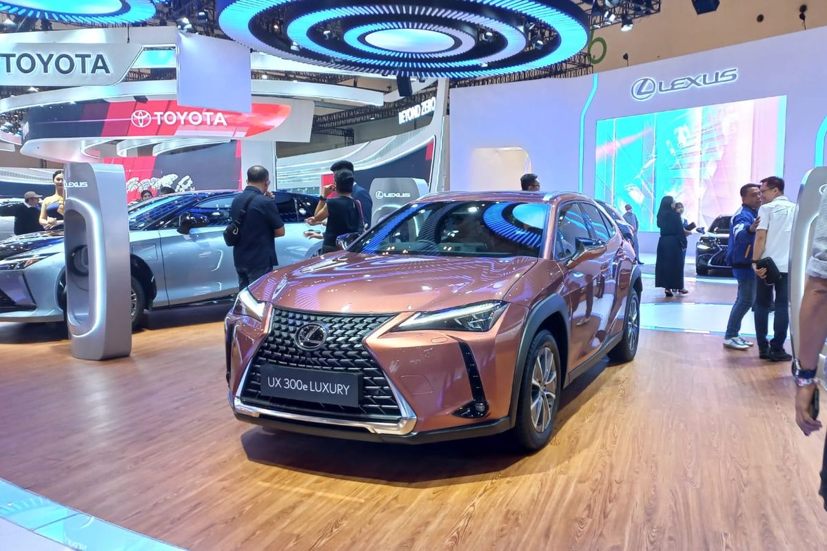 Mobil listrik Lexus UX 300e di GIIAS 2024