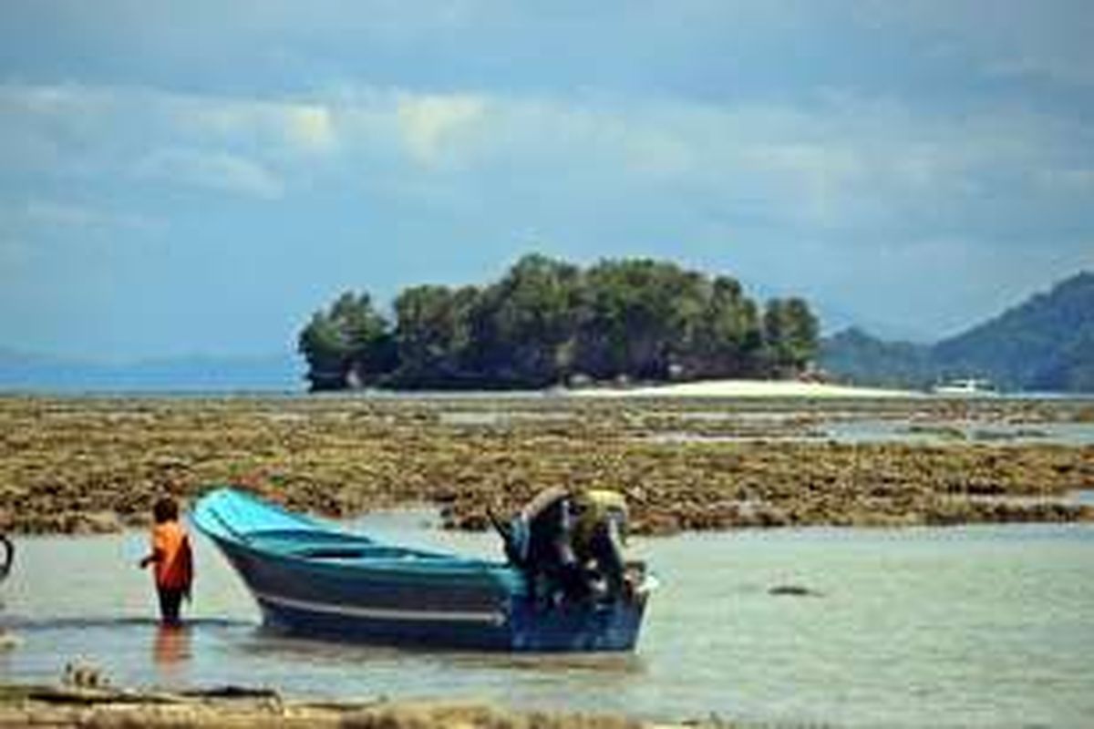 Salah satu kampung di Teuk Cenderawasih yang memiiki pesona pantai putih dan air laut jernih.