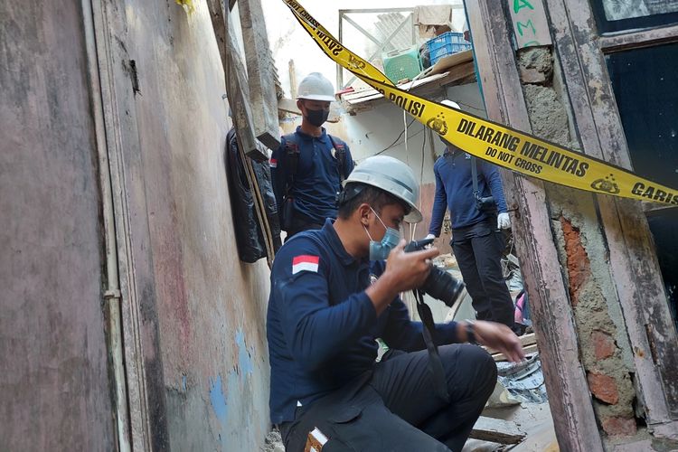 Puslabfor Mabes Polri saat melakukan olah TKP rumah ambruk di Jalan Satu Maret, Kalideres, Jakarta Barat, pada Minggu (24/11/2021). Akibat rumah yang ambruk pada Sabtu (23/10/2021) itu, seorang ibu dan anaknya meninggal dunia.