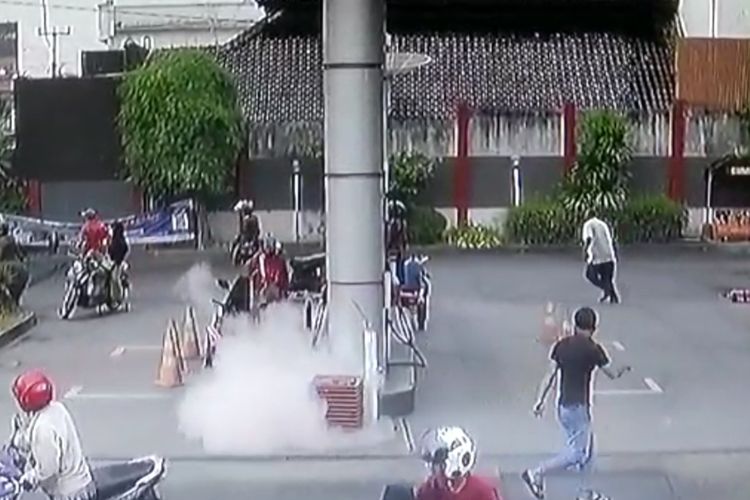 Tangkap Layar CCTV SPBU Tangkil Kecamatan Gunung Jati Kabupaten Cirebon pasca kejadian Warga bakar SPBU, Kamis siang (8/9/2022)
