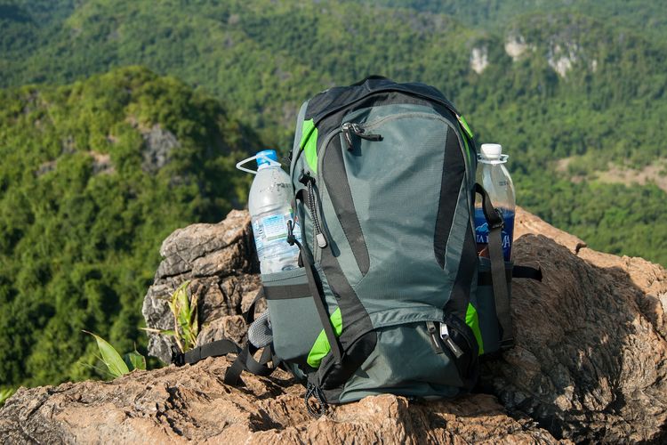 Ilustrasi bekal dalam ransel gunung.