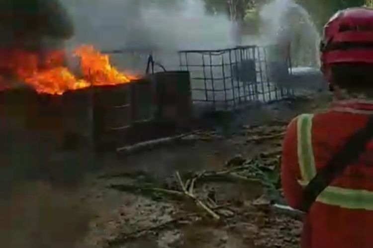 Petugas Pemadam Kebakaran melakukan pemadaman api yang membakar tempat pengolahan BBM di Dusun Biangbali, Desa Kaligede, Kecamatan Senori, Kabupaten Tuban, Jawa Timur, Sabtu (23/3/2024).
