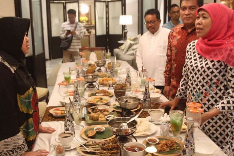 Wali Kota Surabaya, Tri Rismaharini, saat bertemu dengan gubernur Jatim terpilih, Khofifah Indar Parawansa, di sebuah restoran di Surabaya, Minggu (10/2/2019).
