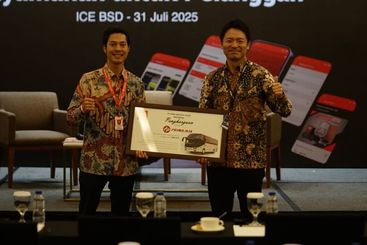 Hino serahkan 100 unit bus baru ke Primajasa di GIIAS 2025