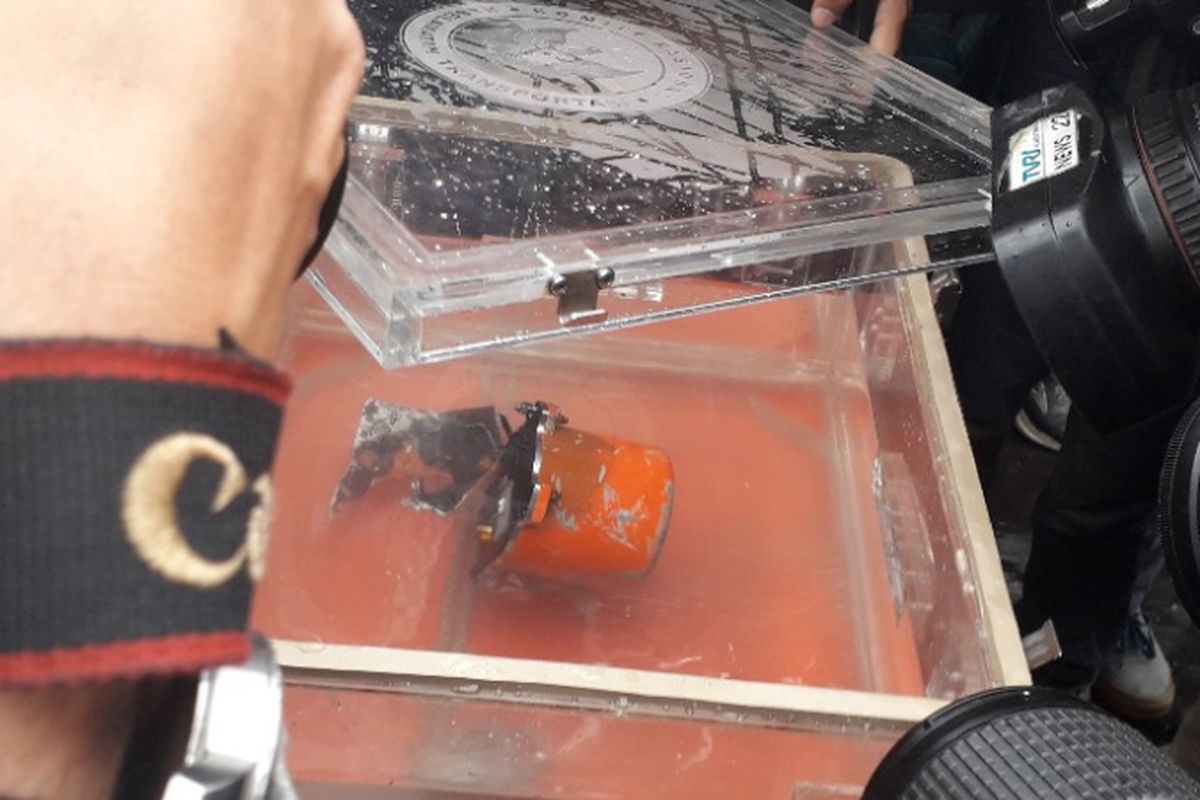 Penampakkan black box berisi CVR pesawat Lion Air JT 610 di KRI Spica, Senin (14/1/2019).