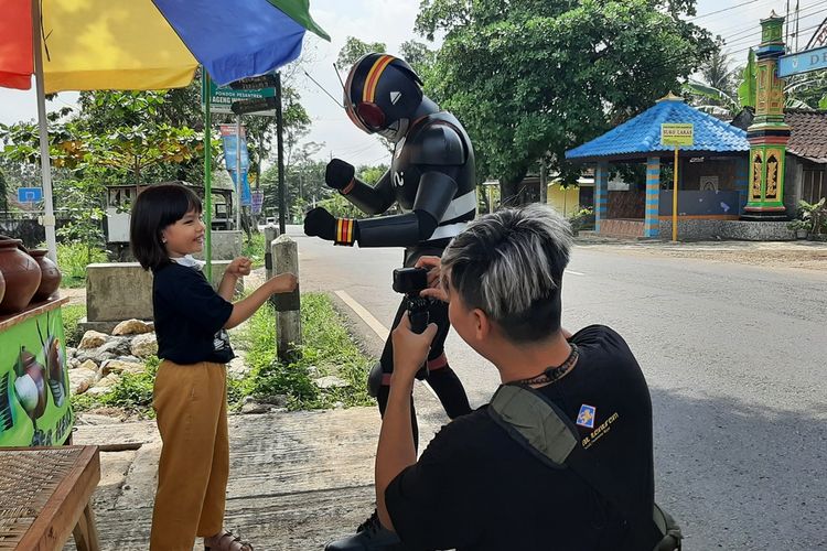 Wahyu Prasetya menggunakan kostum Satria Baja Hitam Melayani Pembeli Cendol di Jatiayu, Karangmojo, Gunungkidul