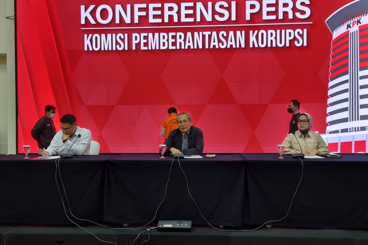 Komisi Pemberantasan Korupsi (KPK) menahan Durektur Utama PT Sriwijaya Mandiri Sumsel (SMS) periode 2019-2021, Sarimuda yang diduga merugikan keuangan negara Rp 18 miliar, Kamis (21/9/2023).