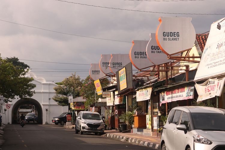 Jajaran kios gudeg di dekat Plengkung Wijilan.