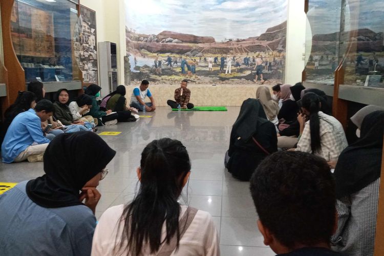 Para pelajar saat kegiatan Kelakar Sejarah dan Budaya di Museum Timah Indonesia Pangkalpinang, Bangka Belitung, Sabtu (5/11/2022).