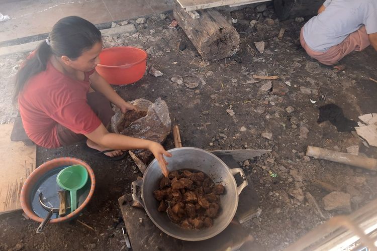 Seorang pekerja perempuan di Dodol Boga Rasa tengah mencairkan gula aren sebagai salah satu bahan baku dodol