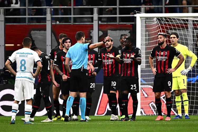 Bek AC Milan FIkayo Tomori bereaksi setelah menerima kartu merah kontra Chelsea di San Siro pada Rabu (12/10/2022) dini hari WIB. Terdekat, AC Milan akan menghadapi Dinamo Zagreb pada matchday kelima Grup E Liga Champions, Rabu (26/10/2022) dini hari WIB.