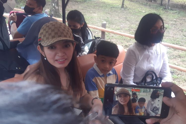 Selvi Ananda istri Wali Kota Solo Gibran Rakabuming Raka bersama Jan Ethes Srinarendra dan La Lembah Manah di Solo Safari, Rabu (8/3/2023).