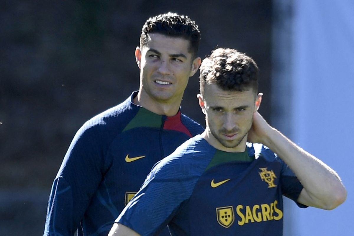 Pemain timnas Portugal Cristiano Ronaldo (kiri) dan Diogo Jota menghadiri sesi latihan jelang laga UEFA Nations League antara Portugal dan Spanyol, di Stadion Kota di Braga pada 26 September 2022. Cristiano Ronaldo menyampaikan pesan duka mendalam atas wafatnya Diogo Jota yang meninggal dunia bersama adiknya, Andre Silva, dalam kecelakaan mobil tragis di Spanyol, Kamis (3/7/2025) dini hari waktu setempat.