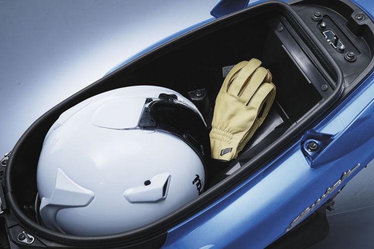 Bagasi Suzuki Swish luas, muat menyimpan helm full face dan perlengkapan lain.