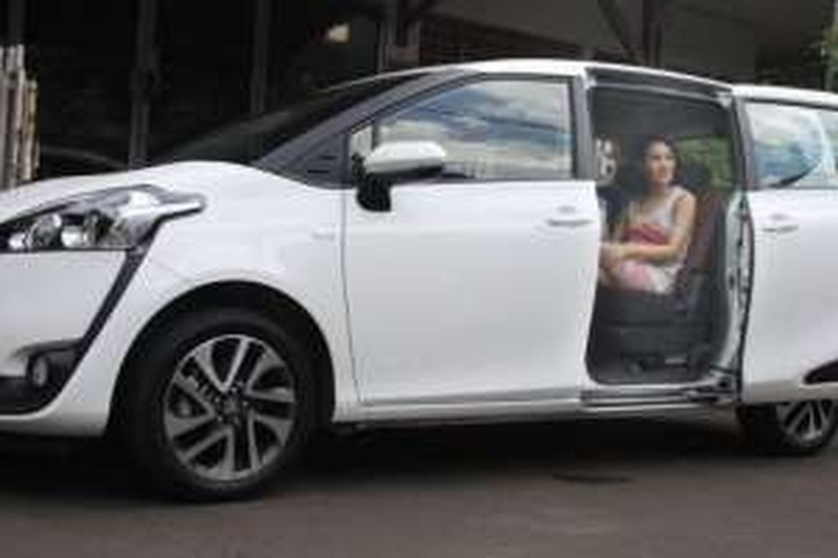 Andien dengan Toyota Sienta