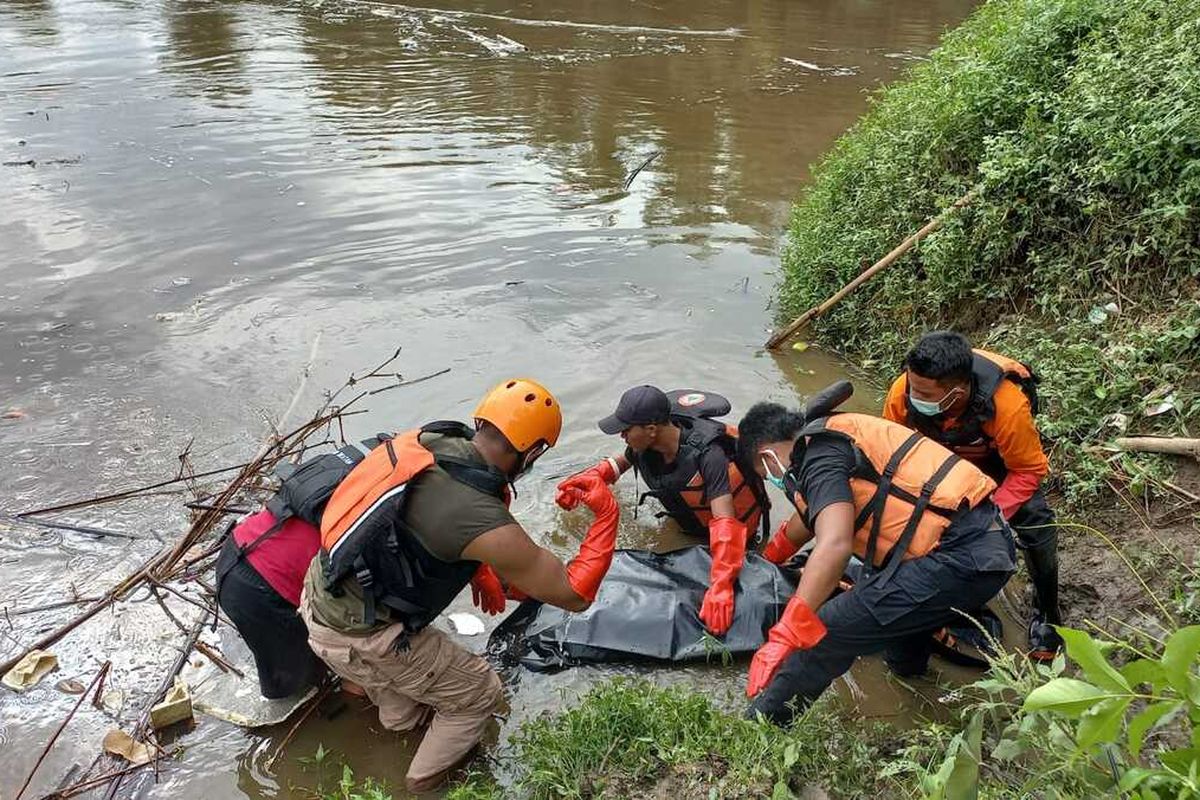 Petugas mengevakuasi mayat laki laki tanpa identitas yang mengapung di perairan Bengawan Solo Desa Mantingan, Kabupaten Ngawi. Tak ada identitas pada diri korban yang kondisinya mulai membusuk dan menimbulkan bau menyengat.