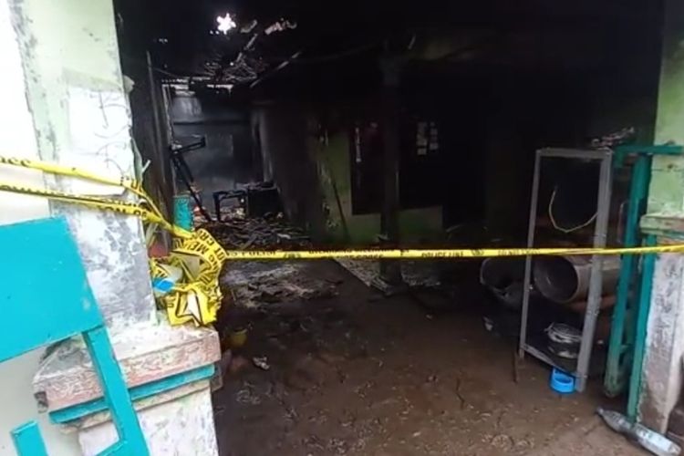 Rumah penjual bensin di Kota Semarang terbakar, satu lansia tewas di lokasi. Rabu (1/3/2023).