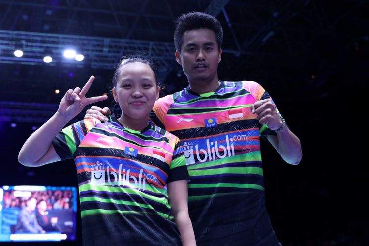 Pasangan ganda campuran Indonesia, Tontowi Ahmad/Winny Oktavina Kandow, berpose seusai laga babak kedua All England Open 2019, di Arena Birmingham, Inggris, Kamis (7/3/2019).