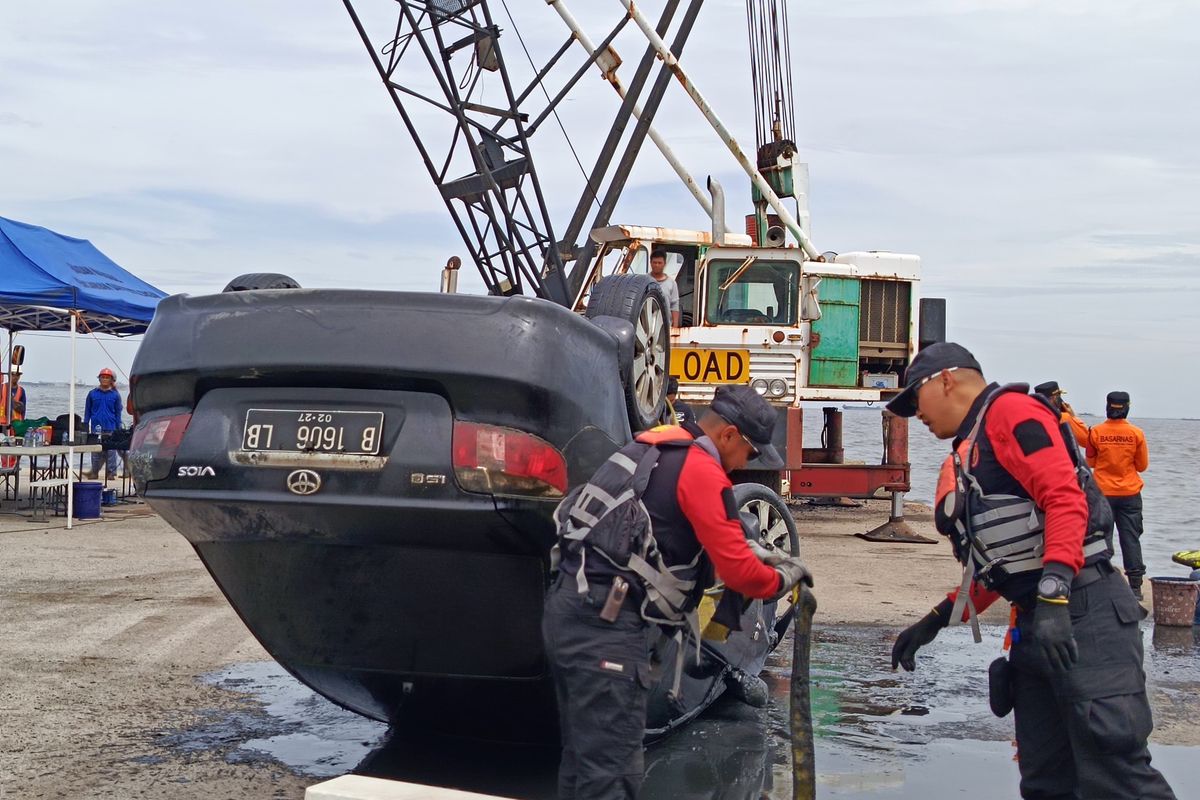 Mobil Pensiunan Brigjen TNI yang Tewas di Marunda Ditemukan Terbalik dan Berlumpur