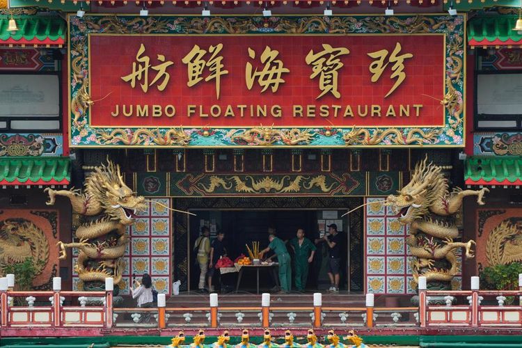 Beberapa karyawan terlihat melakukan upacara di atas restoran apung raksasa di Hong Kong, Jumbo Floating Restaurant, pada Selasa (14/6/2022). Restoran ikonik di Hong Kong ini dipindahkan dari kota, lantaran perusahaan induknya tidak dapat menemukan pemilik baru dan kekurangan biaya untuk pemeliharaan usai pembatasan pandemi Covid-19 yang berbulan-bulan lamanya.