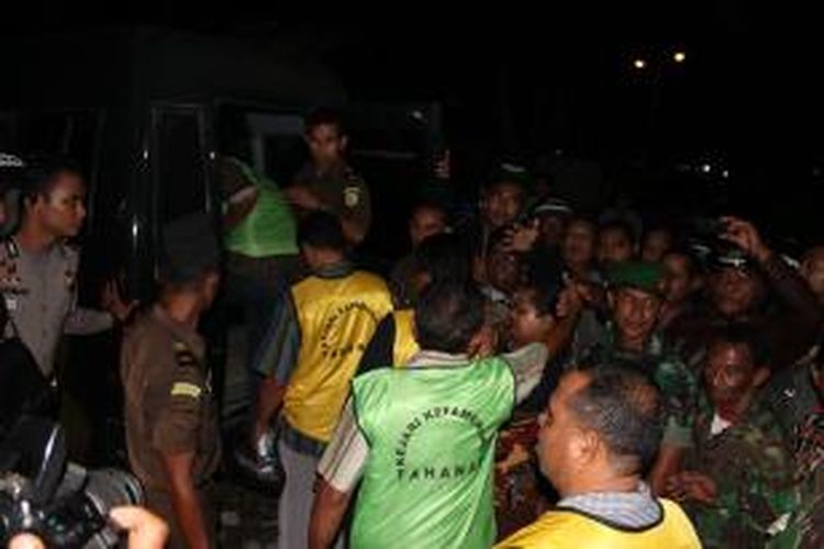 12 orang tersangka kasus korupsi dana bantuan sosial senilai Rp 1,4 miliar di Dinas Kesejahteraan Sosial Kabupaten Timor Tengah Utara (TTU), Nusa Tenggara Timur memasuki mobil tahanan, Selasa (26/11/2013).