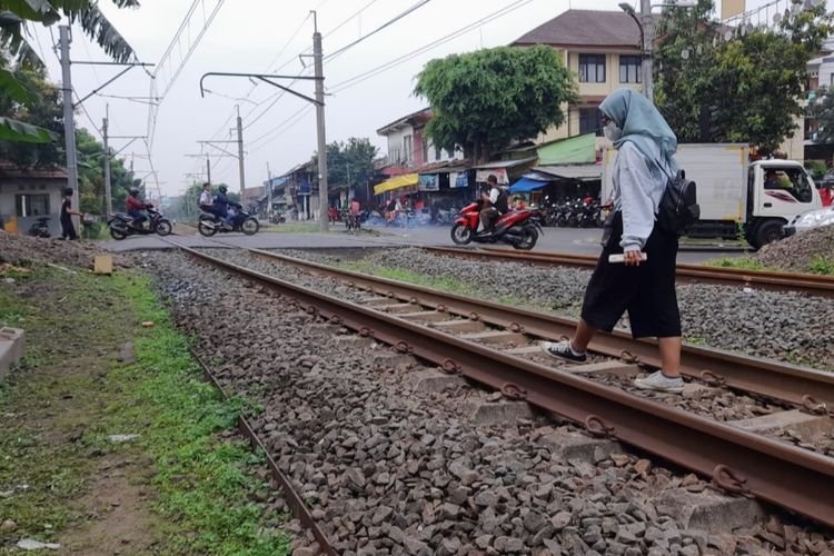 Suasana perlintasan kereta rel listrik (KRL) Bumi Bintaro Permai, Pesanggrahan, Jakarta Selatan, pada Senin (11/7/2022) siang. 
