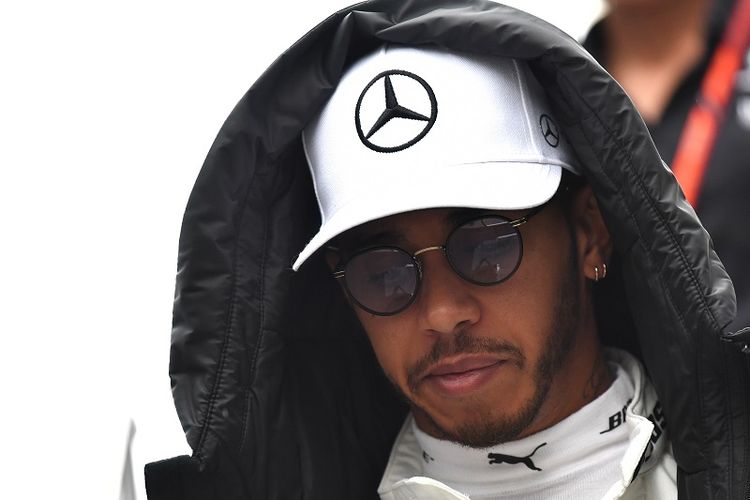 Pebalap Mercedes asal Inggris, Lewis Hamilton, sedang berjalan menuju garasi mobilnya menjelang sesi latihan ketiga GP Inggris, di Sirkuit Silverstone, Sabtu (15/7/2017).