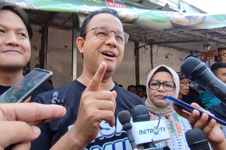 Calon Presiden Nomor Urut Satu Anies Baswedan kampanye di Pasar Kepuh Kuningan Jawa Barat, Sabtu (9/12/2023)