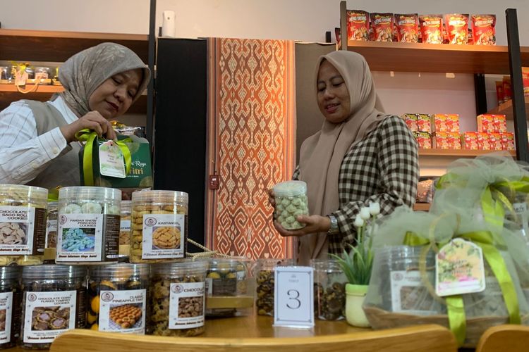 Toko kue kering UMKM IPHE Cookies di Makassar, Kamis (12/3/2026)
