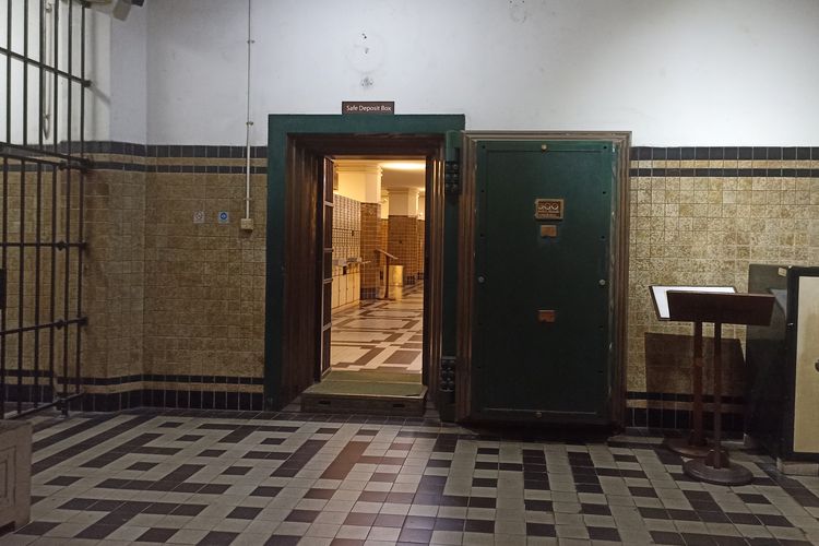 Salah satu pintu pembatas untuk memasuki ruang Safe Deposit Box di Museum Mandiri, Jakarta Barat, Sabtu (16/3/2024).