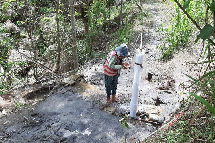 Warga Memanfaatkan Air Bersih yang Keluar Dusun Margirejo, Desa Ngalang, Kecamatan Gedangsari, Gunungkidul, Rabu (11/12/2019)