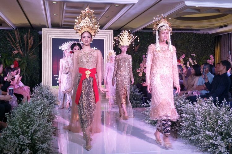 Asky Febrianty merilis koleksi terbarunya yakni pengantin tradisional dengan tajuk Indonesian Beauty 2019 di Wedding Open House di Magnolia Ballroom, Hotel Gran Mahakam, Jakarta Selatan, Minggu (1/12/2019).