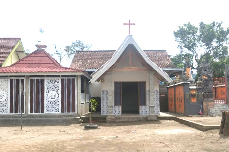Tiga rumah ibadah yang ada di SDN Besowo 2 Kabupaten Kediri, Jawa Timur.